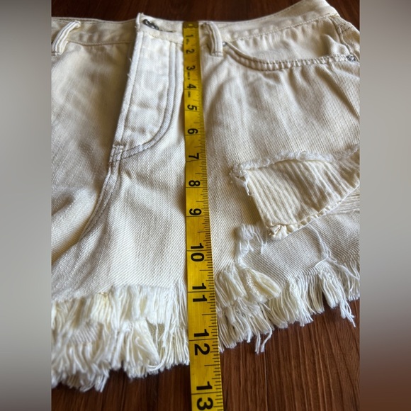 Free People We The Free Pale Yellow Distressed Cutoff Denim Shorts Size 29 - Picture 7 of 7